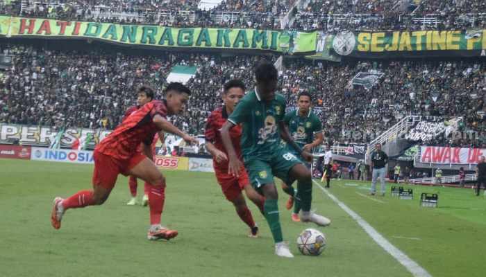 Persebaya Ditahan Persija, Aji Santoso Lihat Potensi Para Pemain Persebaya Surabaya melawan Persija Jakarta. (Way)