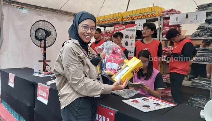 Suporter timnas Indonesia saat berbelanja di Garuda Store. (Way)