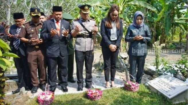 Wali Kota Mojokerto Ika Puspitasari bersama Forkopimda berziarah ke makam para tokoh dan ulama Mojokerto. [Foto : ist]