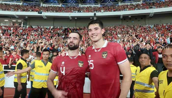 Elkan Baggot dan Jordi Amat Sapa suporter di Tribun usai pertandingan di GBK melawan Argentina. (Way)