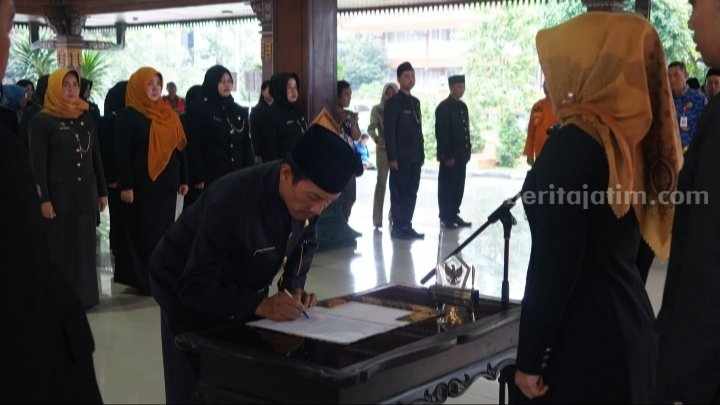 Bupati Mojokerto Ikfina Fahmawati saat melantik 98 pejabat di Pendopo GMT, Pemkab Mojokerto. [Foto : ist]