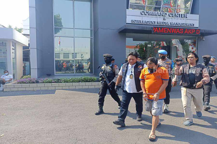 Iptu Yoyok Hadian, saat mengekeler Pendik di Polrestabes Surabaya, Selasa (20/06/2023). (Foto/Anggadia)