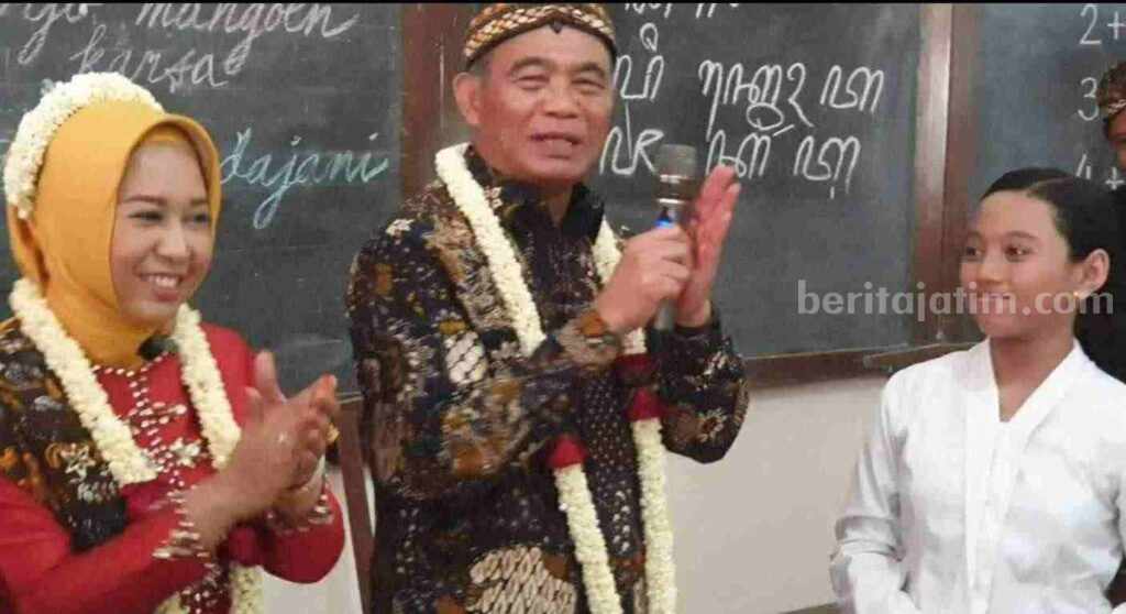 Menko PMK Muhadjir Effendy didampingi Wali Kota Mojokerto Ika Puspitasari saat mengunjungi SDN Purwotengah. [Foto : ist]
