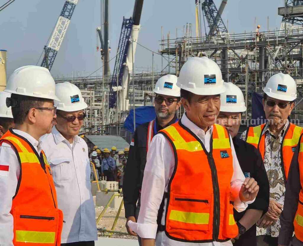 Presiden Jokowi Lakukan Ground Breaking Pabrik Foil Tembaga Dikawasan JIIPE Gresik Presiden Joko Widodo (dua dari kiri) didampingi Presiden Direktur PT Freeport Indonesia Tony Wenas (paling kiri) usai melakukan ground breaking pabrik foil tembaga di kawasan JIIPE Gresik