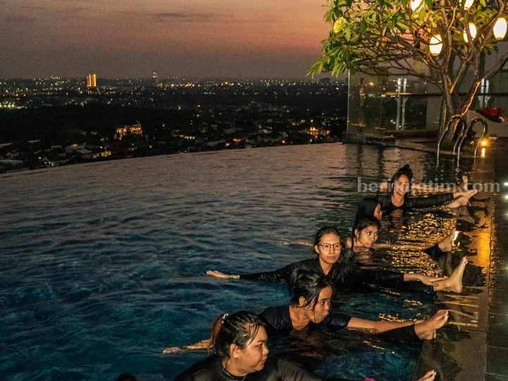 Sejumlah peserta ikuti Sunset Aqua Yoga untuk peringati Hari Yoga Internasional di Infinity Pool Hotel Ciputra World, lantai 11, Minggu (18/6/2023). (Foto: Istimewa)