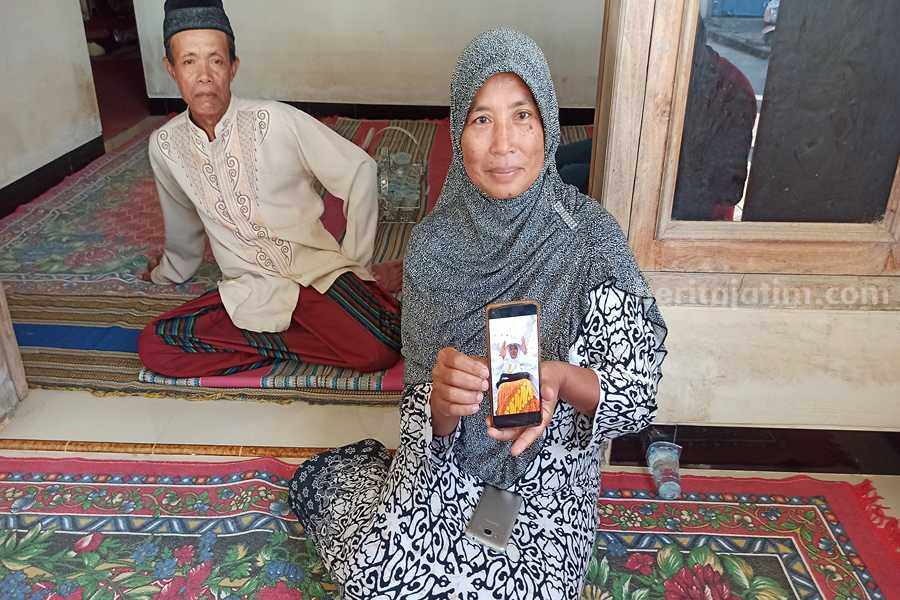 Sumini menunjukkan foto Mbah Sinto saat beraktivitas ibadah di Tanah Suci Mekkah. (Foto/Endra Dwiono)