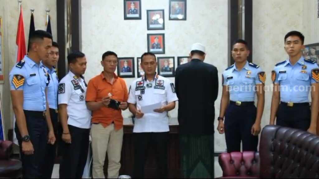 Ini Tugas Ustaz Bawa Narkoba di Lapas Banyuwangi Petugas lapas Banyuwangi saat mengamankan tersangka.