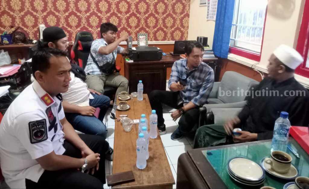 Hasil Pemeriksaan, Ustaz Bawa Narkoba di Lapas Banyuwangi Ternyata Pemakai Petugas lapas Banyuwangi saat memeriksa tersangka.