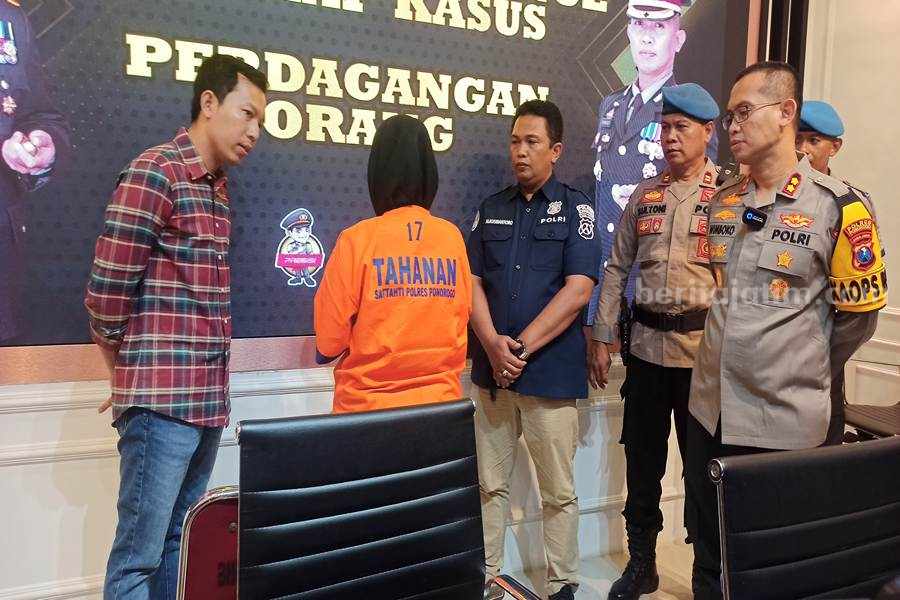 Ika Faramita sedang hamil 8 bulan saat ditetapkan sebagai tersangka kasus perdagangan orang. (Foto/Endra Dwiono/Beritajatim.com)