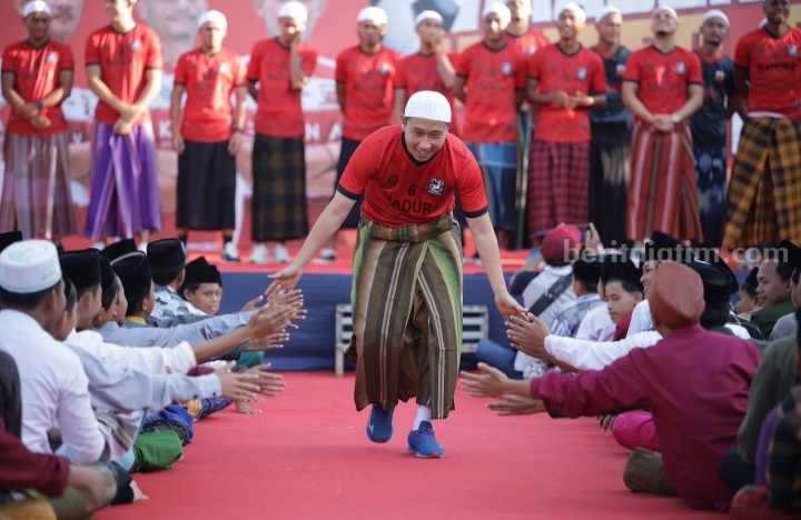 Lee Yu-jun saat diperkenalkan sebagai bagian dari Madura United saat 'ngalap berkah’ di Pondok Pesantren Al-Hamidy Banyuanyar, Desa Potoan Dhaja, Kecamatan Palengaan, Pamekasan, Rabu (14/6/2023). [Gambar: Madura United]