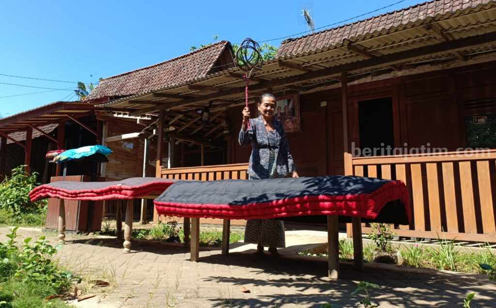 Di Balik Kasur Hitam Merah Suku Osing Banyuwangi