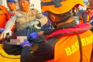 Suami Tinggalkan Istrinya di Jembatan Suramadu ditemukan Meninggal Petugas saat mengevakuasi jenazah Ti'in (29) warga Bangkalan yang ditemukan tewas di Laut Madura usai aksi bunuh dirinya pada Rabu (20/06/2023). (Foto/ist)