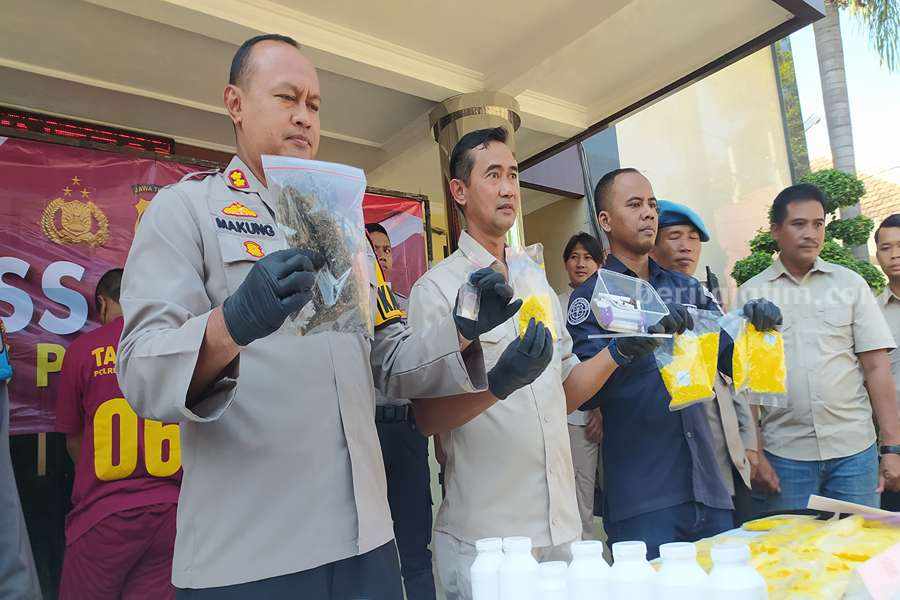 Kapolres Pasuruan Kota AKBP Makung Ismoyo Jatih saat menunjukkan barang bukti
