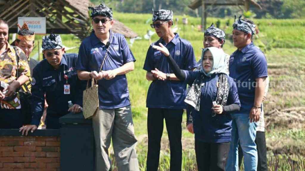 Bupati Mojokerto, Ika Puspitasari mendampingi Direktur Tata Kelola Destinasi Kemenparekraf, Indra Ni Tua bersama Tim juri ADWI. [Foto : ist]