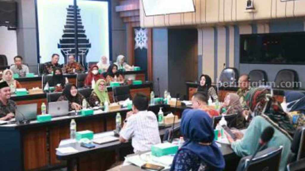 Bupati Mojokerto Ikfina Fahmawati saat memimpin Rakor Audit Kasus Stunting di SBK, Pemkab Mojokerto. [Foto : ist]