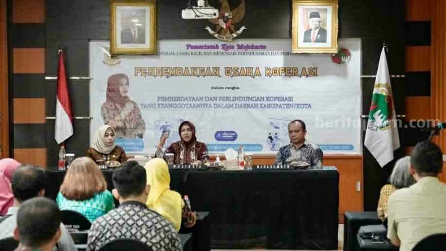 Wali Kota Mojokerto Ika Puspitasari saat pelatihan Pengembangan Usaha Koperasi di aula kantor Diskopukmperindag Kota Mojokerto. [Foto : ist]