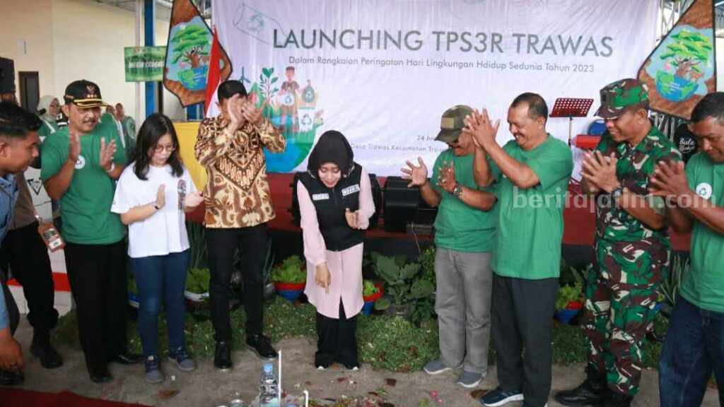 Bupati Mojokerto Ikfina Fahmawati saat melaunching TPS3R milik Desa Trawas, Kecamatan Trawas, Kabupaten Mojokerto. [Foto : ist]