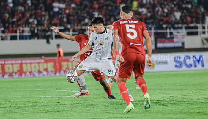 Pelatih Persebaya Aji Santoso Puas Hasil Tiga Uji Coba Wildan Ramdhani, menghadang pemain Persis Solo. (Way)