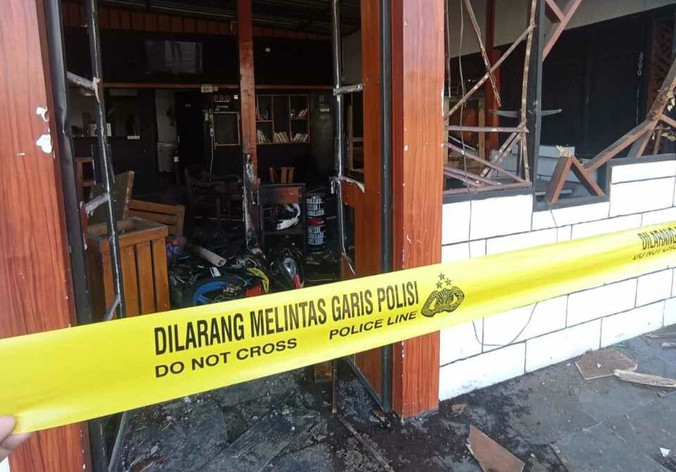 Tim Reskrim Polres Malang Buru Pelaku Penganiaya Mahasiswa UNITRI Polres Malang saat memberi garis polisi di Kafe di Tegalgondo, Karangploso, Kabupaten Malang, yang rusak usai keributan, Minggu (25/6/2023).