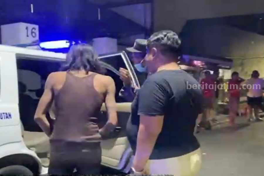 Warga Margorukun Surabaya Mabuk dan Keliling Kampung Bawa Sajam Khairul saat diamankan di oleh petugas kepolisian di perkampungan Jalan Gundih, Minggu (25/06/2023) dini hari.