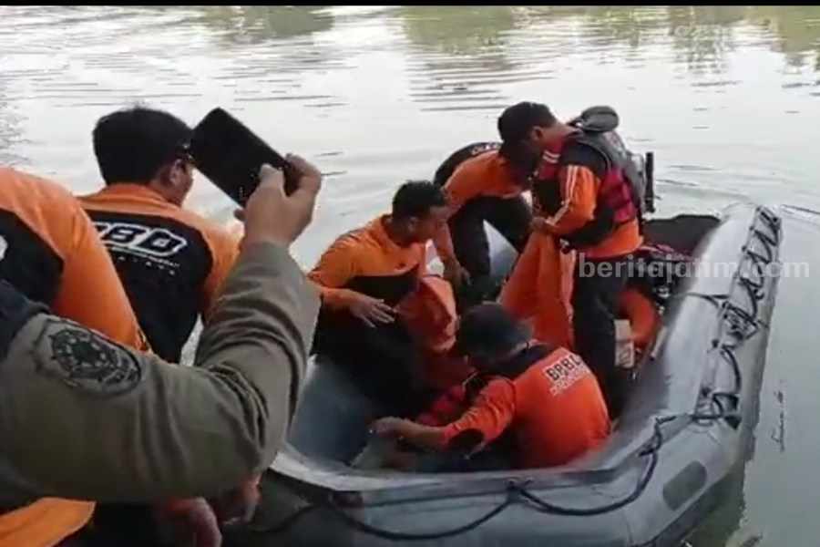 Kakak Beli Bakso, Balita Tenggelam di Sungai Karah Surabaya Petugas dari BPBD Kota Surabaya saat mengevakuasi salah satu jenazah anak laki-laki di Sungai Jalan Karah, Minggu (25/06/2023). (Foto/Anggadia)