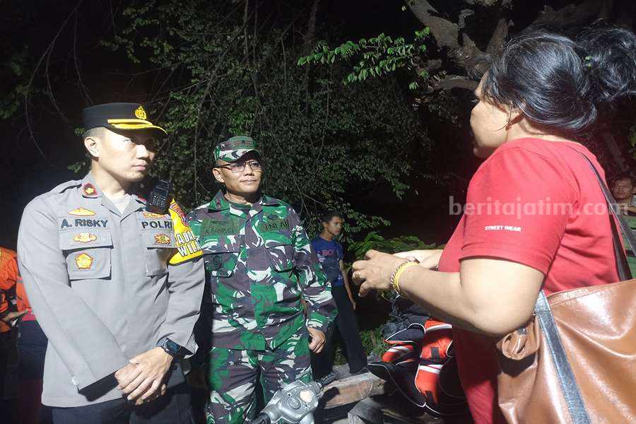 Kapolsek Sawahan, Kompol Risky Fardian saat meminta keterangan saksi di lokasi tenggelamnya dua anak di Sungai Karang Pilang, Minggu (25/06/2023). (Foto/Anggadia)