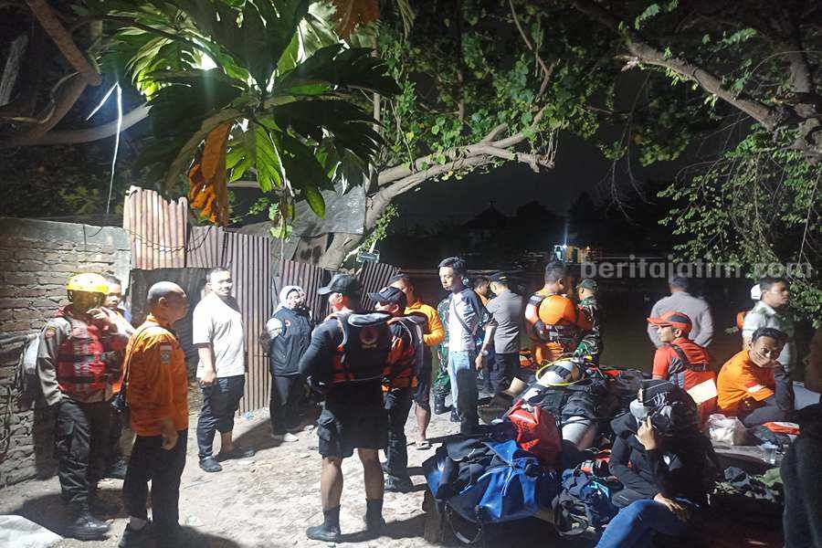 Petugas BPBD Kota Surabaya dan Gabungan saat evaluasi pencarian dua korban tenggelam di Sungai Jalan Karah, Minggu (25/06/2023) malam. (Foto/Anggadia)