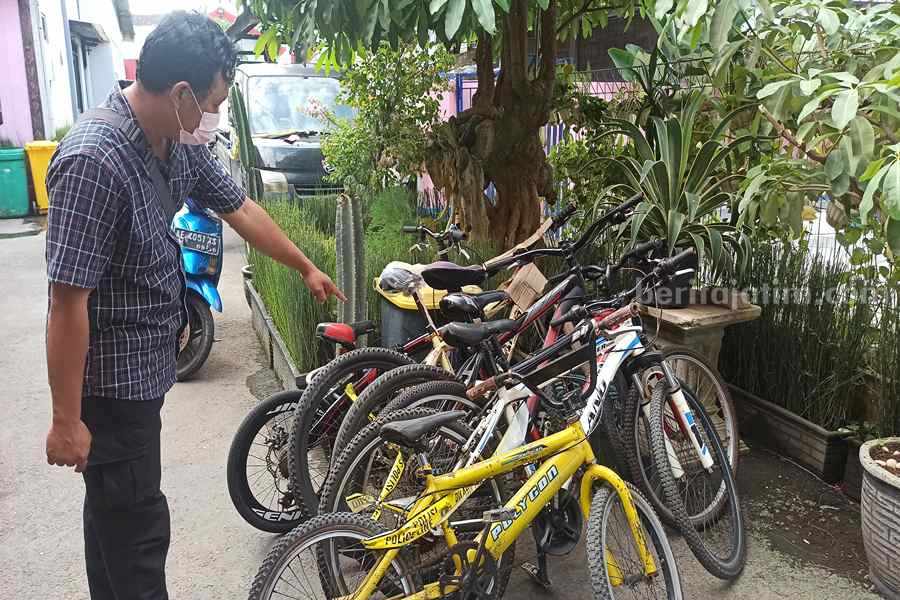 Barang bukti pencurian beberapa sepeda pancal yang disita polisi dari kos-kosan pelaku di Kelurahan Setono. (Foto/Endra Dwiono/Beritajatim.com)