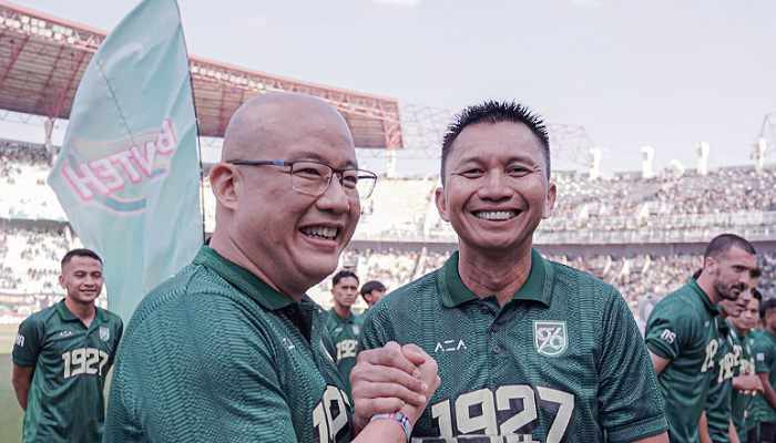 Persebaya Resmi Gandeng Citison Nusantara Industries, Ini Targetnya Direktur PT Citicon nusantara industries, Cipto Prabowo Atmojo dan Azrul Ananda Presiden Persebaya saat memperkenalkan sponsor terbarunya musim 2023/2024. (Way)