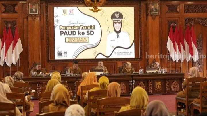 Wali Kota Mojokerto Ika Puspitasari saat membuka Sosialisasi Penguatan Transisi PAUD ke SD di di Ruang Sabha Mandala Madya, Balai Kota Mojokerto. [Foto : ist]