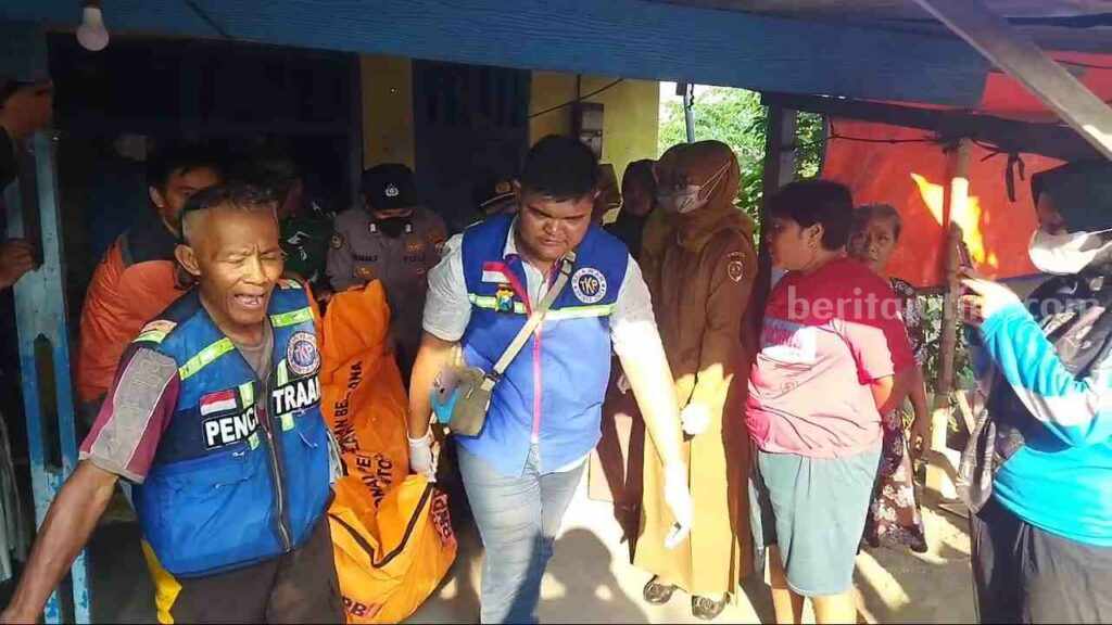 Sejumlan relawan mengevakuasi jenazah korban untuk dibawa ke ruang jenazah RSU Dr Wahidin Sudiro Husodo Kota Mojokerto. [Foto ; ist]