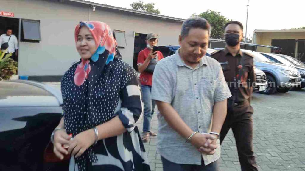Kedua tersangka saat keluar dari ruangan pemeriksaan Kejari Kabupaten Mojokerto. [Foto : ist]