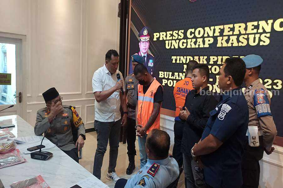 Penyelundupan Sabu ke Rutan Ponorogo, Pengakuan Pelaku : 2 Kali, Dipesan Lewat WA Pelaku DN saat ditanyai oleh Kasat Resnarkoba AKP Akhmad Khusein di Mapolres Ponorogo. (Foto/Endra Dwiono)