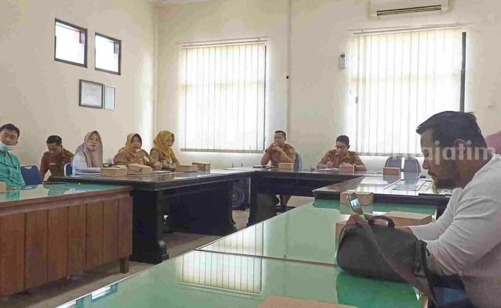 orum Konsultasi Publik oleh Dinas Tenaga Kerja dan Industri (Disnaker) Tuban. [Foto:Diah Ayu/beritajatim.com]