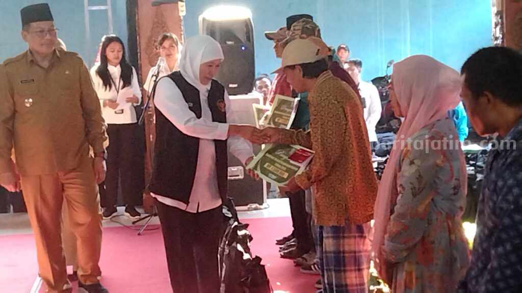 Gubernur Jawa Timur Khofifah Indar Parawansah, menyerahkan bantuan sosial Kemiskinan Ekstrem pada 150 KPM dari Kabupaten Malang, Selasa (27/6/2023).