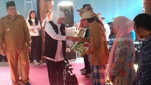 Gubernur Jawa Timur Khofifah Indar Parawansah, menyerahkan bantuan sosial Kemiskinan Ekstrem pada 150 KPM dari Kabupaten Malang, Selasa (27/6/2023).