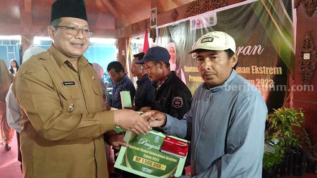 Wakil Bupati Malang Didik Gatot Subrot, menyerahkan bantuan kemiskinan ekstrem bagi 150 keluarga di Kabupaten Malang, Selasa (27/6/2023).