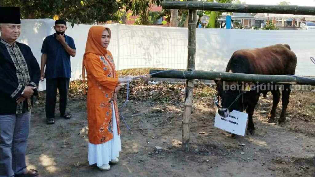 Wali Kota Mojokerto, Ika Puspitasari menyerahkan secara simbolis hewan kurban untuk masyarakat dalam rangka perayaan Hari Raya Idul Adha 1444 Hijriah. [tin]