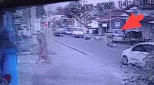 Tangkapan layar CCTV, menunjukkan mobil APV (Tanda Merah-red), keluar jalur tengah Marka dan menghantam dua pengendara motor di Jalan Raya Pakis, Kabupaten Malang, Kamis (29/6/2023).