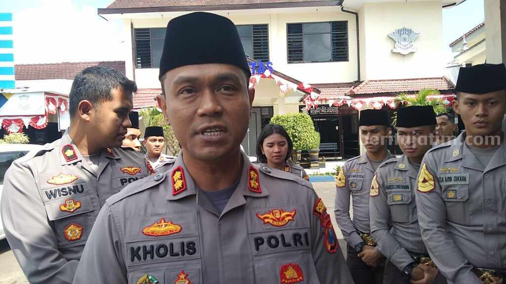 Polres Malang Tangkap Satu Tersangka Penganiaya Mahasiswa UNITRI Kapolres Malang AKBP Putu Kholis Aryana, Jumat (30/6/2023).