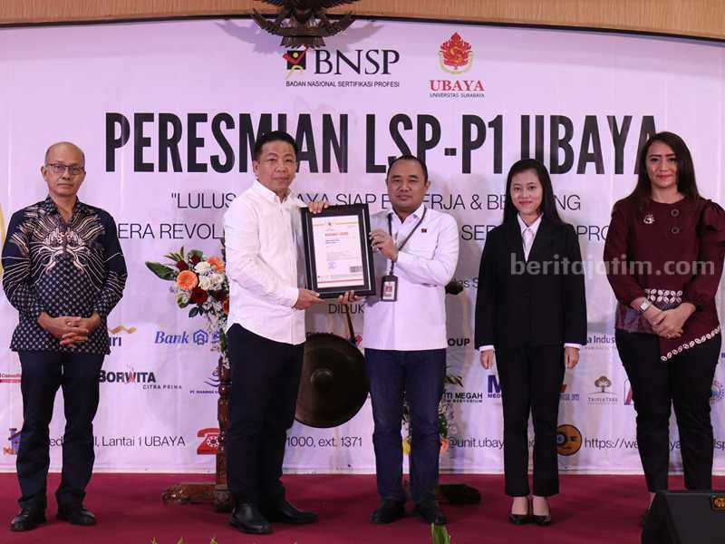 Ubaya Resmikan Lembaga Sertifikasi Profesi LSP P-1 Wakil Ketua BNSP Miftakul Azis memberikan lisensi untuk LSP-P1 Ubaya kepada Rektor Ubaya Benny Lianto