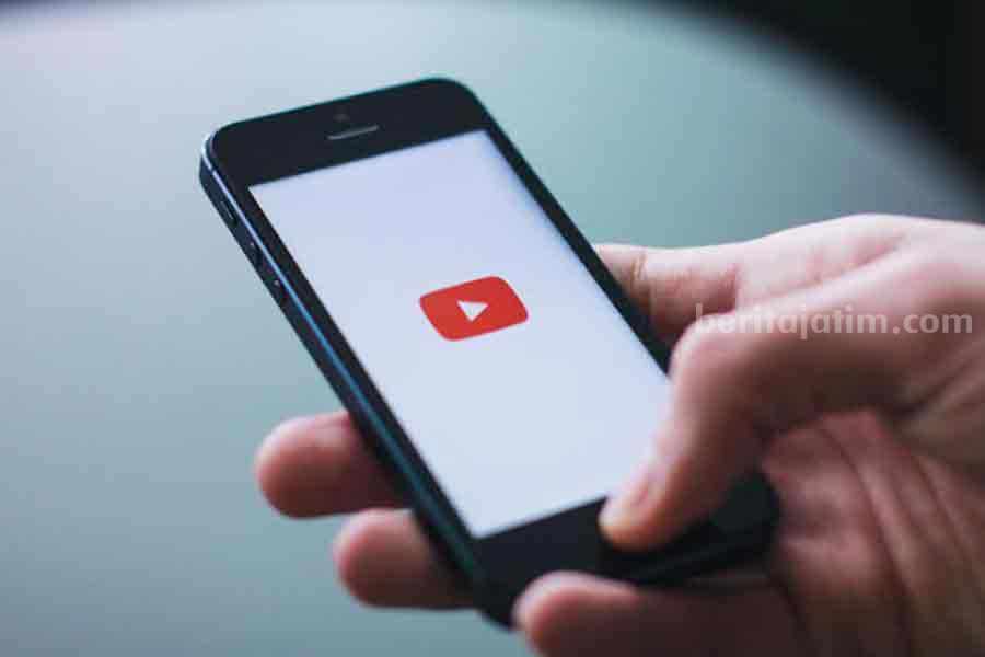 Ilustrasi seseorang yang mengakses aplikasi YouTube (sumber: Pexels)