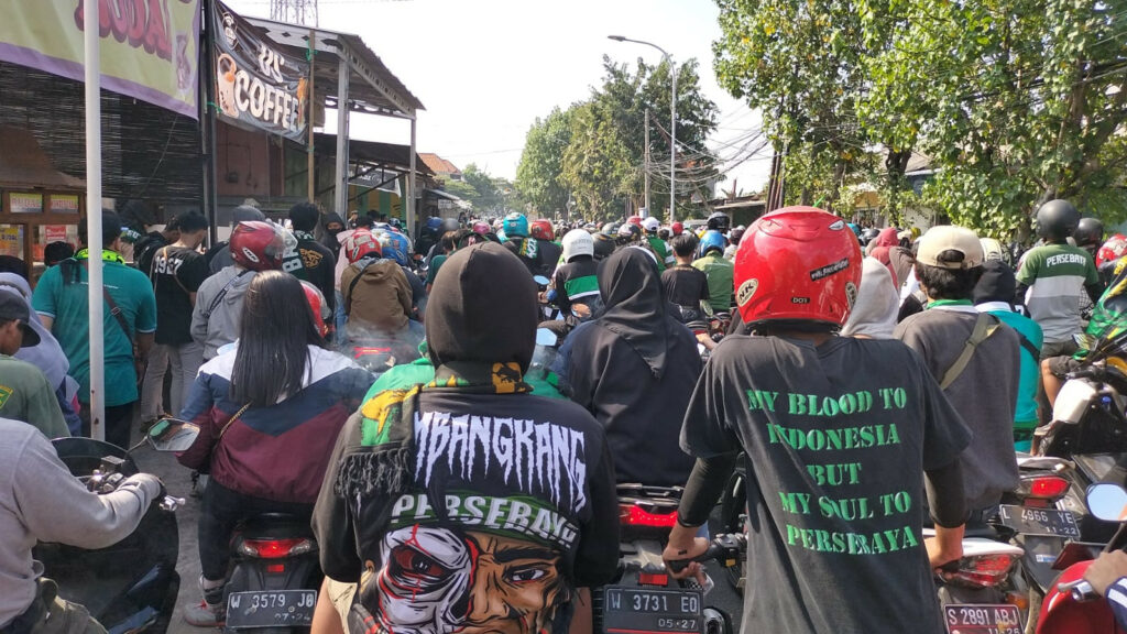 Kemacetan di area sekitar Stadion Gelora Bung Tomo (GBT) Surabaya. (Foto: Suyanto for Beritajatim.com)