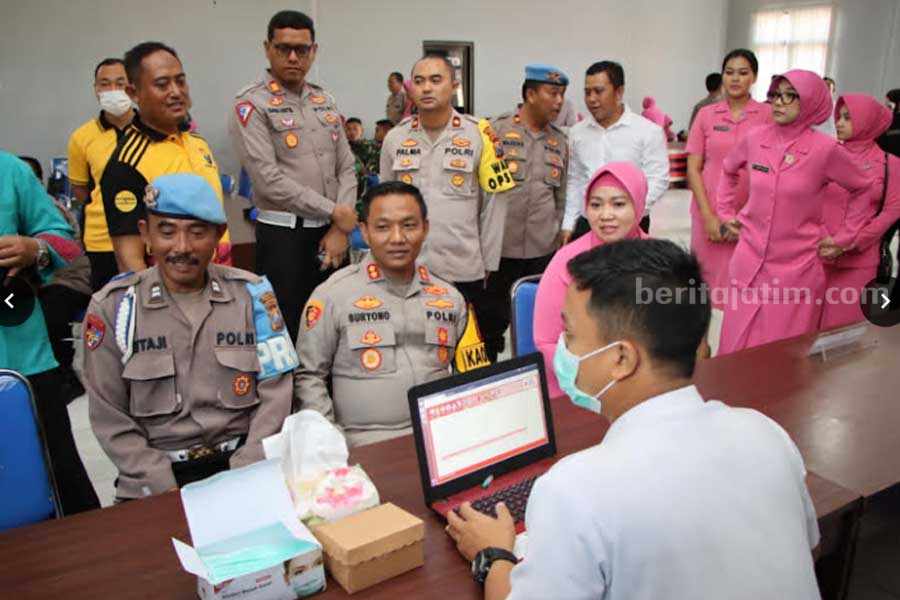Kapolres Tuban AKBP Suryono saat ikuti donor darah di Gedung Sanika Satyawada Tuban. [Foto:Diah Ayu/beritajatim.com]