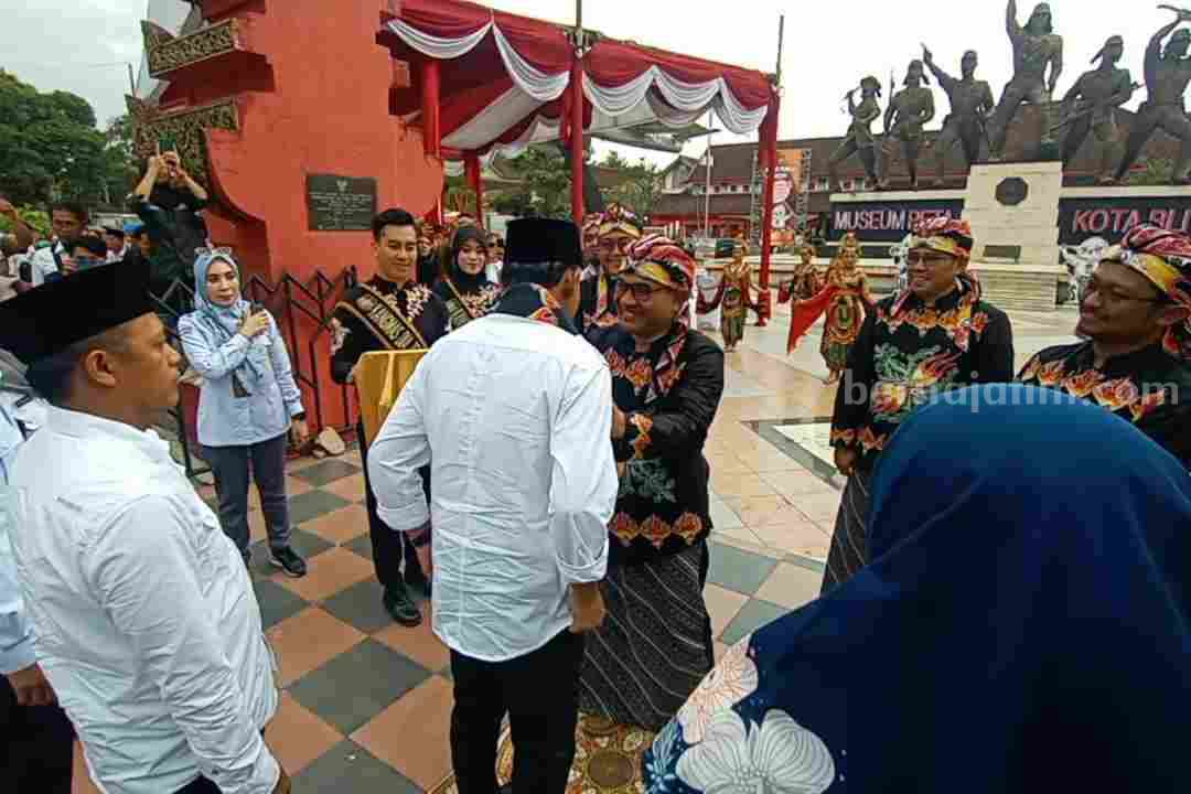 Ketua KPU Kota Blitar, Choirul Umam menerima penyerahan kirab Pemilu 2024 dari Ketua KPU Kabupaten Blitar, Hadi Santoso.
