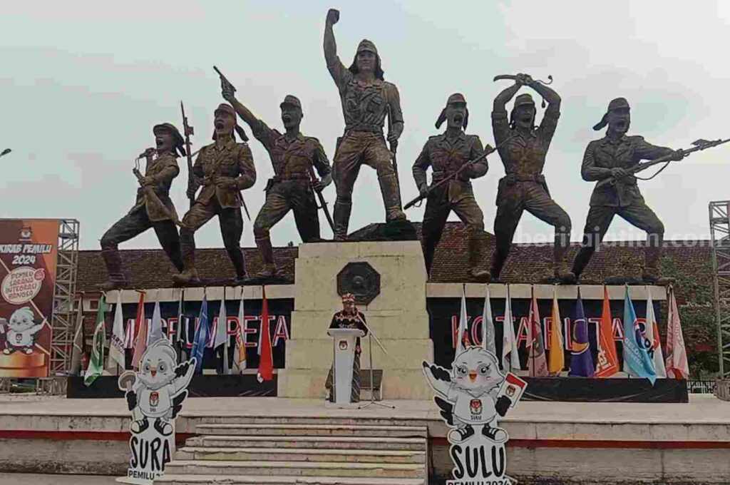 Ketua KPU Kota Blitar, Choirul Umam menerima penyerahan kirab Pemilu 2024 dari Ketua KPU Kabupaten Blitar, Hadi Santoso.
