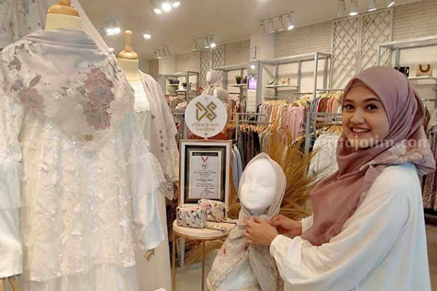 Annisa Rahma Herdyana, CEO DS Modest, tunjukkan produk terbarunya LOISE Scarf, saat event launch, di Karita Store Surabaya, Jumat (23/6/2023). (Foto: Fitri Yuliani/beritajatim.com)