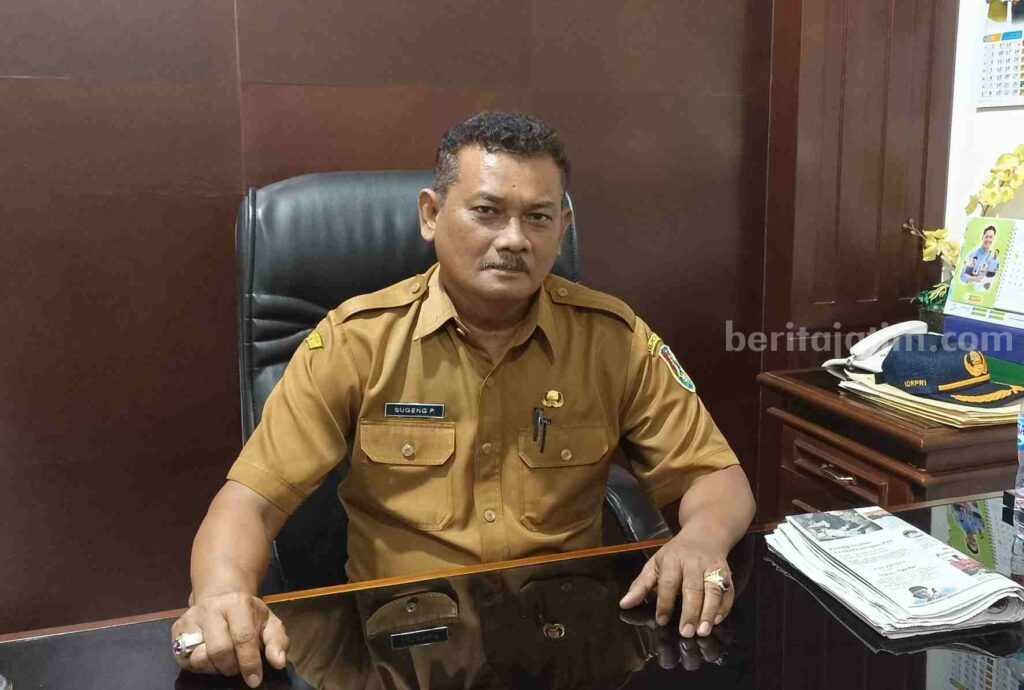 Kepala Dinas Sosial Pemberdayaan, Perempuan dan Perlindungan Anak (Dinsos P3A) Sugeng Purnomo saat ditemui diruang kerjanya. [Foto:Diah Ayu/beritajatim.com]