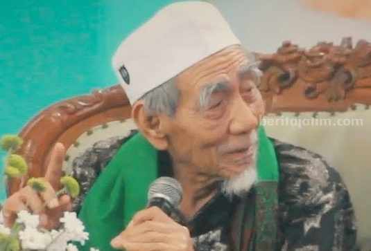 Potret Mbah Moen.