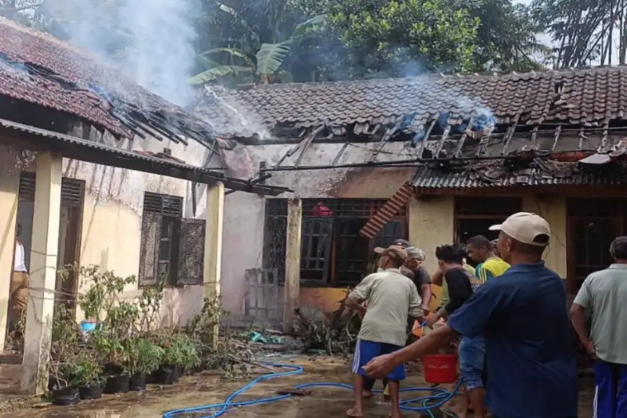 Puluhan Warga Blitar Padamkan Api Membakar Rumah Perangkat Desa Ngadirenggo